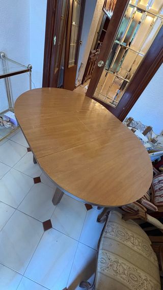 Mesa de comedor ovalada de madera