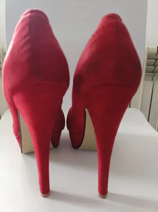 Zapatos de tacón rojos piel