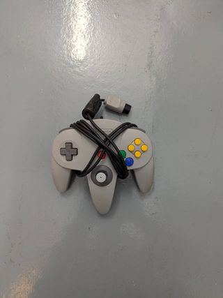 Consola Nintendo 64 + 2 mandos + cables + FIFA 98