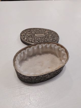 Caja ovalada metal labrada plateada