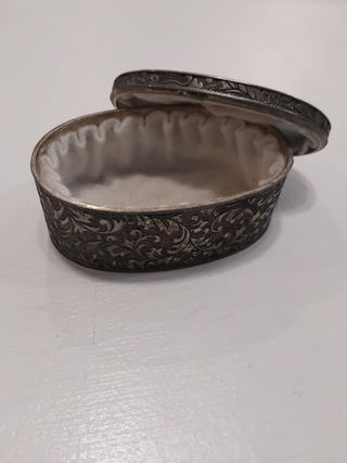 Caja ovalada metal labrada plateada