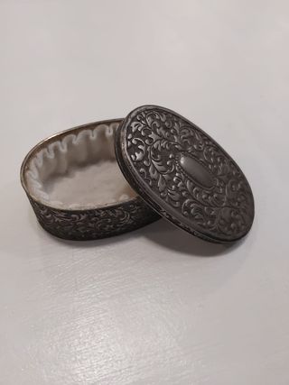 Caja ovalada metal labrada plateada
