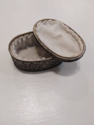Caja ovalada metal labrada plateada