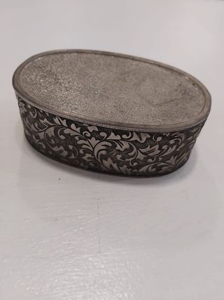 Caja ovalada metal labrada plateada