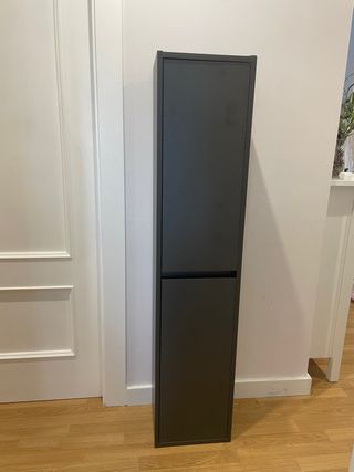 columna de baño gris de madera