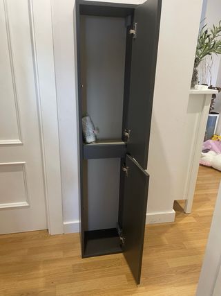 columna de baño gris de madera