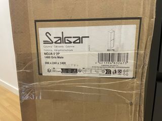 columna de baño gris de madera