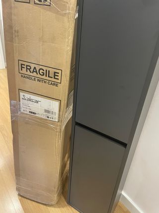 columna de baño gris de madera