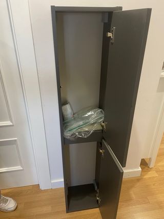 columna de baño gris de madera