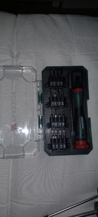 Conju 4 Chaves d Fenda Parkside, tesoura, roquete