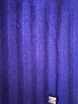 Jersey CH sin mangas cuello alto morado