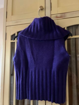 Jersey CH sin mangas cuello alto morado