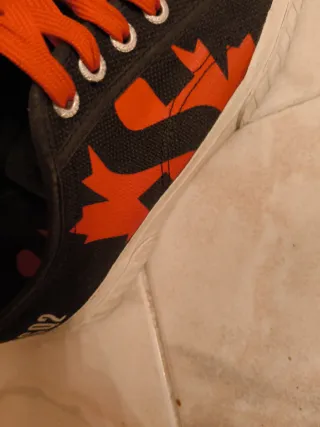 Scarpe da ginnastica nere e rosse n. 40 dsquered.