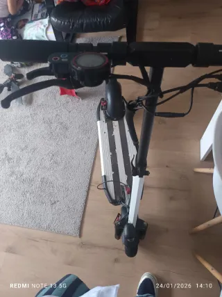 Patinete eléctrico blanco y negro cambio de baterí