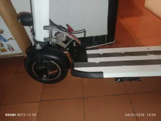 Patinete eléctrico blanco y negro cambio de baterí