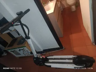 Patinete eléctrico blanco y negro cambio de baterí