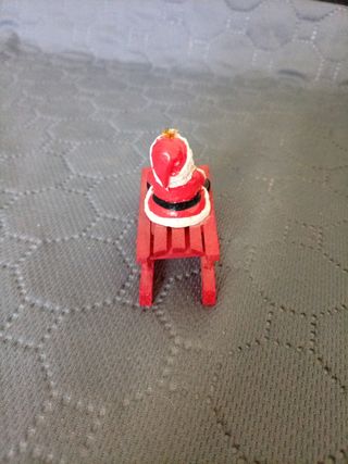 Santa Claus en trineo con regalo