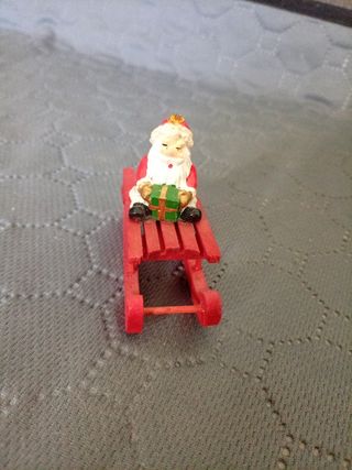 Santa Claus en trineo con regalo