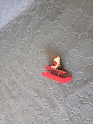 Santa Claus en trineo con regalo