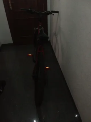 Bicicleta de montaña roja