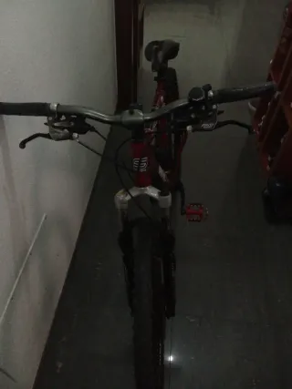 Bicicleta de montaña roja