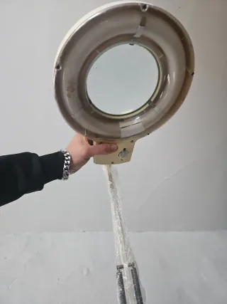 Lámpara de mesa con lupa