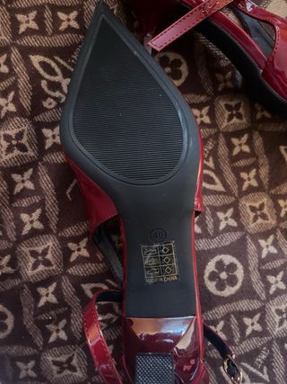 Zapatos de tacón rojos