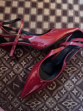 Zapatos de tacón rojos