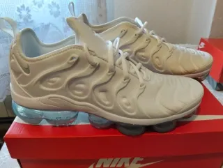 Nike Air VaporMax plus, una esta amarillenta