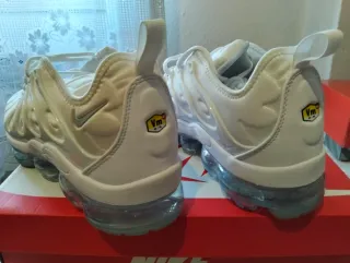 Nike Air VaporMax plus, una esta amarillenta