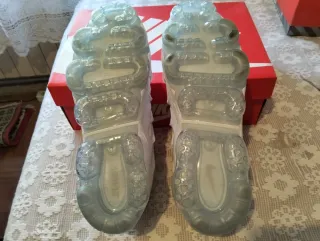 Nike Air VaporMax plus, una esta amarillenta