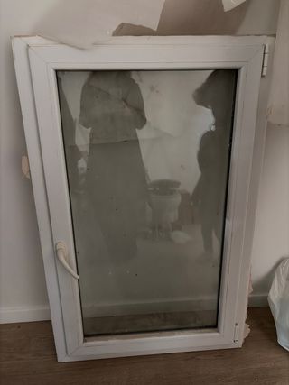 Ventana blanca con manilla