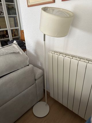 Lámpara de pie beige y blanca