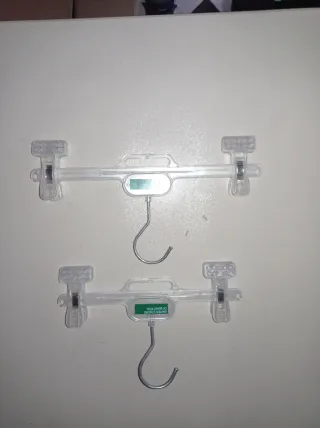 Perchas de madera y plástico