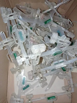 Perchas de madera y plástico