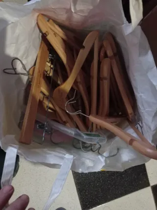 Perchas de madera y plástico