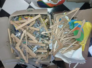 Perchas de madera y plástico