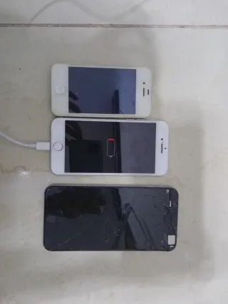 Lote 3 iPhones (Negro y Blanco)