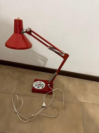 Lampada da tavolo snodabile rossa