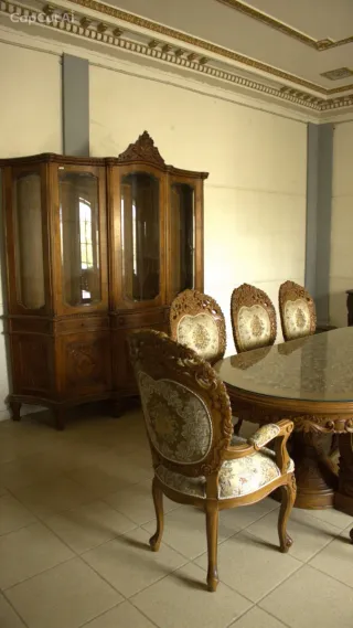 Mesa de comedor de hojas con sillas