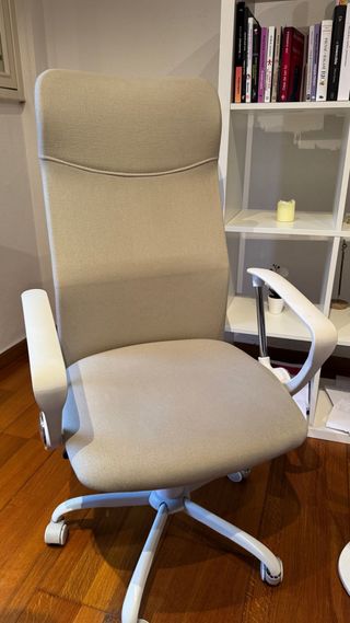 Silla de oficina ergonómica giratoria beige