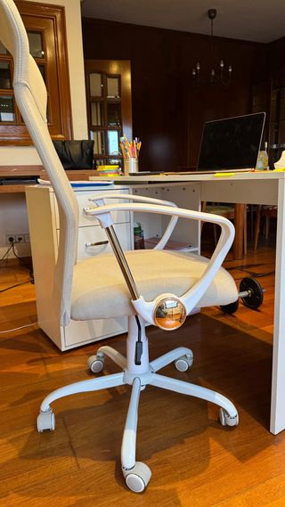 Silla de oficina ergonómica giratoria beige