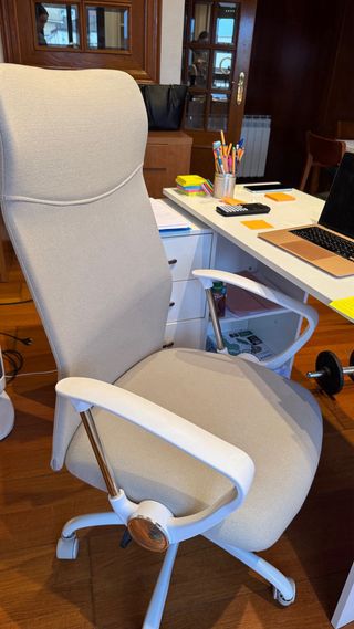 Silla de oficina ergonómica giratoria beige