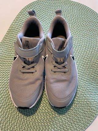 Zapatillas Nike niño grises y blancas
