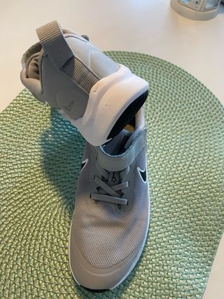 Zapatillas Nike niño grises y blancas