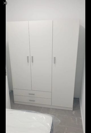 Armario blanco de madera