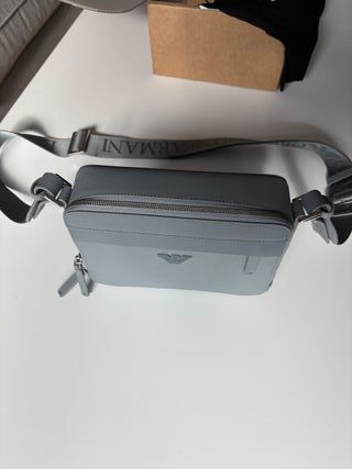 Bandolera Emporio Armani Piel Saffiano Gris