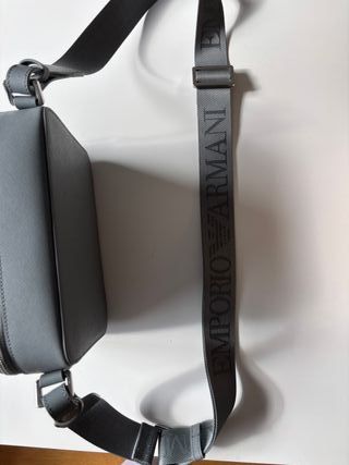 Bandolera Emporio Armani Piel Saffiano Gris