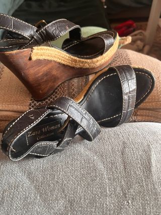 Sandalias cuña madera Zara piel efecto cocodrilo