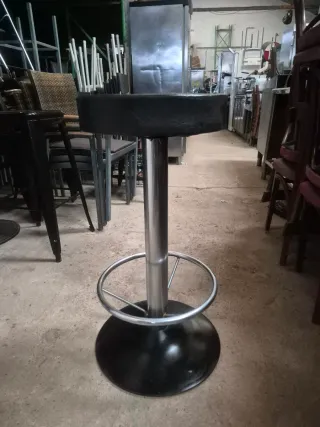 Taburete de barra negro y plateado
